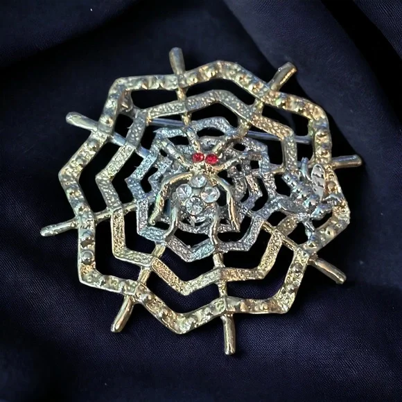 Vintage spider web with spider brooch - Picture 1 of 3